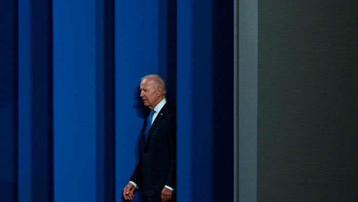 Vertice Nato, gli Usa rinforzano la presenza militare in Europa. Biden: "Più soldati e difese aeree anche in Italia"