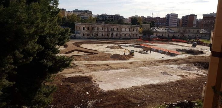 Bari, il parco dell'ex caserma Rossani prende forma: le ruspe abbattono le murature in cemento armato