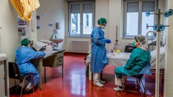 Coronavirus, in Lombardia 98 morti, dimessa la donna incinta moglie del "paziente 1". Positivo un terzo magistrato a Milano