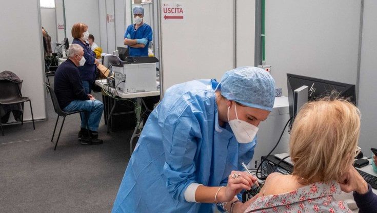 Vaccini, nuovo piano in Puglia. La seconda dose Pfizer e Moderna dopo 35 giorni: il via dal 1° giugno