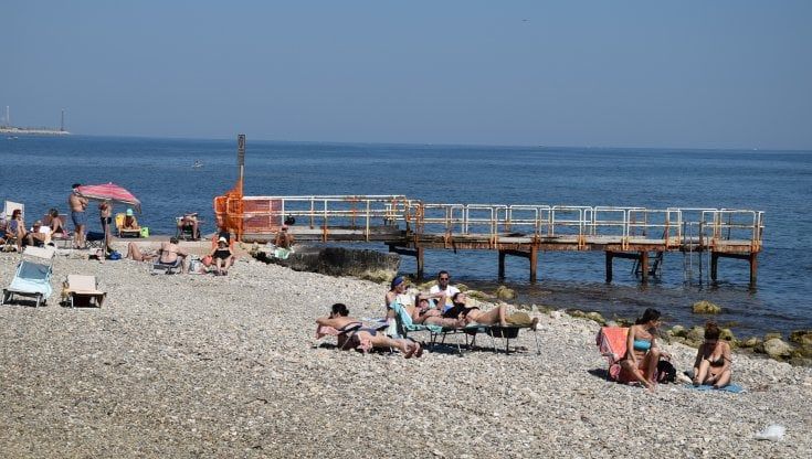 Bari, riapre la spiaggia di Torre Quetta. Ma l'accesso al mare è impossibile: passerelle ancora impraticabili. Decaro: "Stiamo rimediando"