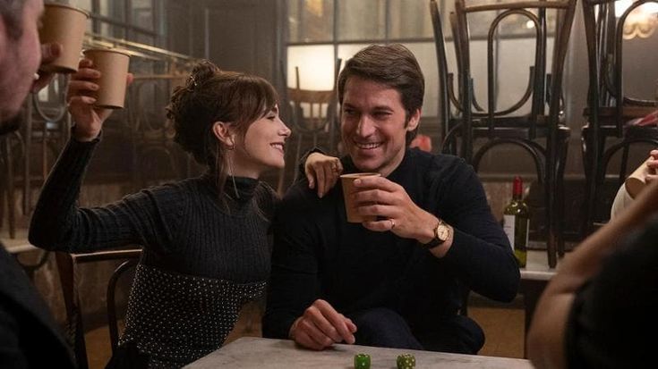 Lily Collins, la protagonista di Emily in Paris, è diventata mamma grazie alla maternità surrogata