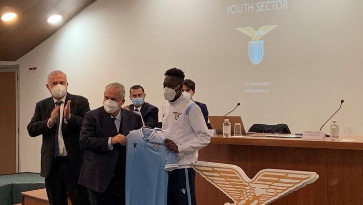 Lazio, il miracolo di Coulibaly: "Il migrante che non ha mai giocato a calcio ma tocca la palla come un campione"