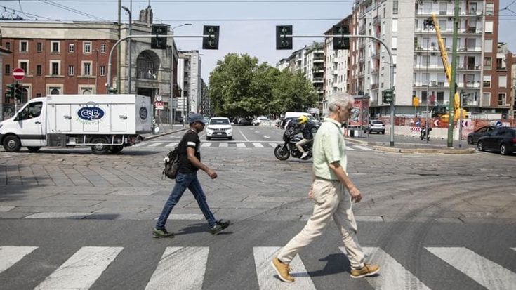 L’eco dei passi e dei ricordi sul pavè al Ticinese
