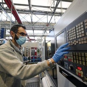 Alimentare, sanità, plastica: le industrie dove il virus non ha fermato il lavoro