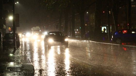 Maltempo a Milano, temporali e piogge fino a lunedì sera: torna l'allerta, monitorati Seveso e Lambro