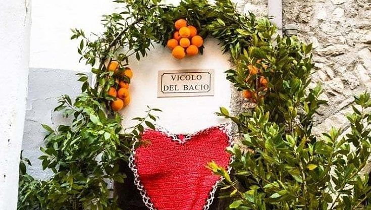 San Valentino, a Vico del Gargano tutto pronto nella "via degli innamorati": le arance addobbano il Vicolo del Bacio
