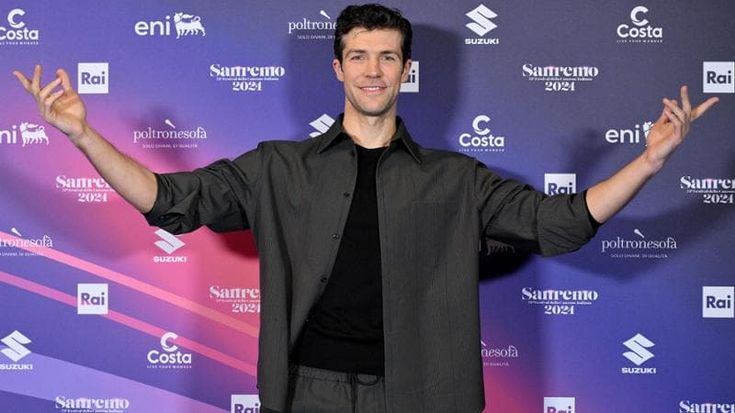Roberto Bolle ospite dell’ultima serata di Sanremo: “Non ho dormito, ieri sera ero al Royal Ballet, ma qui non potevo mancare”. Fiorello: “Porti le sneaker?”