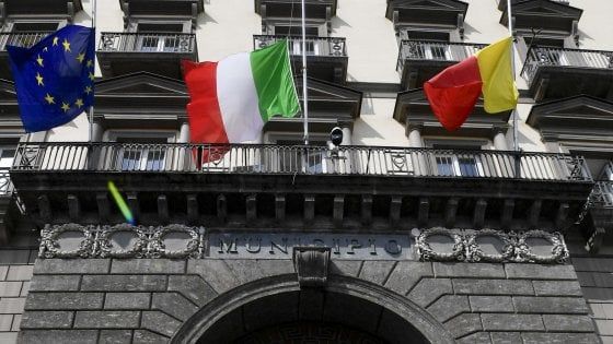 Coronavirus, bandiere a mezz'asta a Napoli per ricordare le vittime