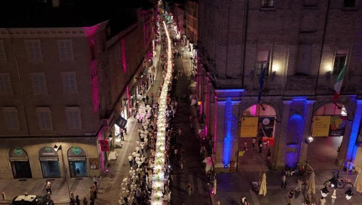 La Cena dei Mille a Parma: la tavola lunga 400 metri ripresa dal drone