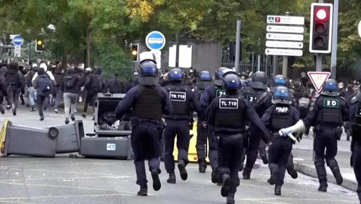 Francia, studenti in piazza a Lille: l'intervento degli agenti anti-sommossa