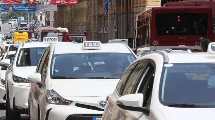 In viaggio con Uber: le auto bianche arrivano e si paga sempre in anticipo