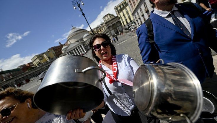 La protesta delle pentole vuote, in pochi a piazza Plebiscito