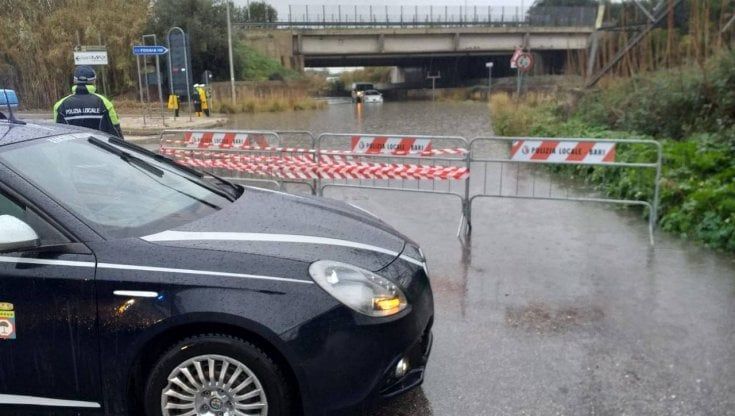 Bari, traffico in tilt per la pioggia: ingorghi in città e code in tangenziale. Riaperto sottopasso La Rotella