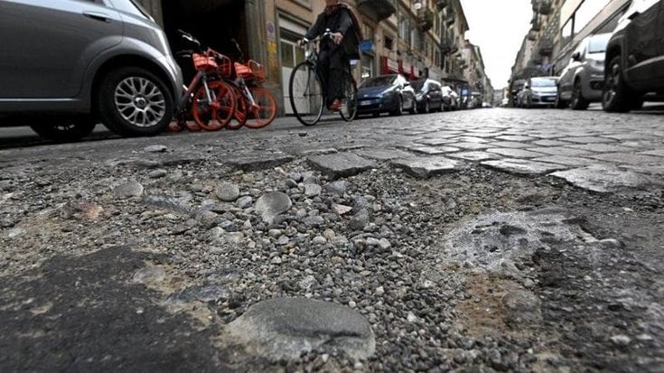 Pericolo strade groviera, a Torino oltre un incidente al giorno per colpa delle buche
