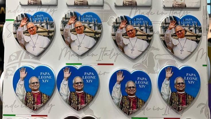 Devotio, il boom dei prodotti religiosi tra magneti del Papa, kit per le messe e acqua di Lourdes