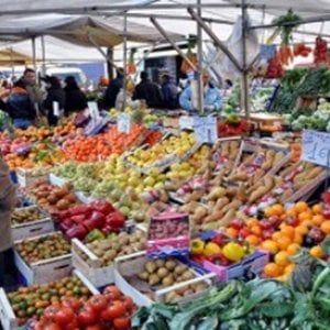 Prezzi ancora in leggero calo, ma la deflazione frena