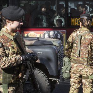 Allerta terrorismo, da Renzi messaggio vocale anti-bufala: "Ragazzi, non fatevi fregare"