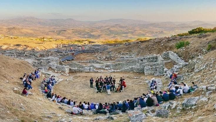 Da Monte Jato a Taormina, l’estate del Coro lirico siciliano nei teatri di pietra