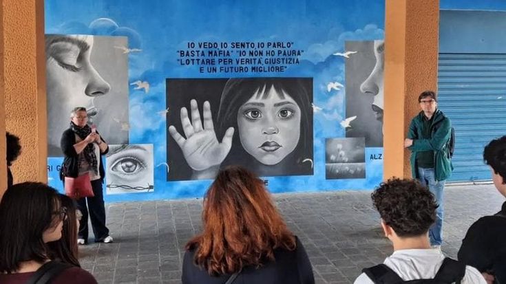 “Io vedo, io sento, io parlo”, un murale a Quarto Oggiaro racconta le donne contro la mafia