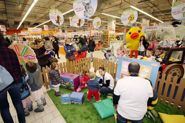 Milano, la pet therapy spiegata ai bambini nella 'fattoria' dell'ipermercato