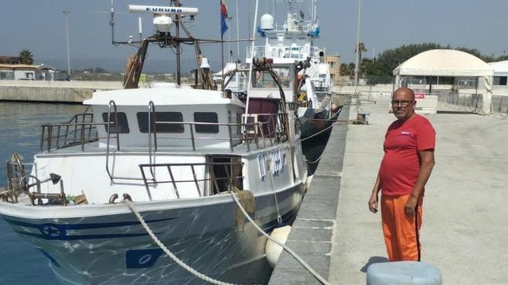 A Siracusa il peschereccio mitragliato dai libici, il comandante: “Legati e picchiati”