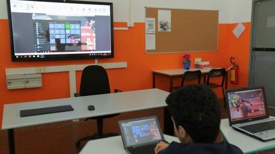 Milano, e-Board, wifi e classi virtuali: la scuola digitale dove il gesso e la lavagna non si usano più