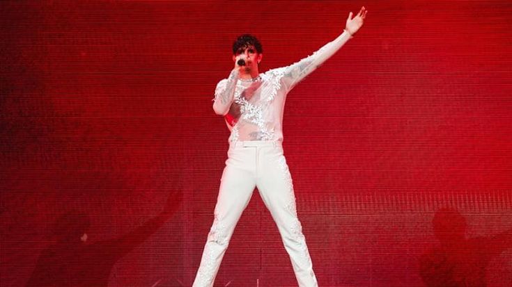Achille Lauro incanta San Siro: sfilata "Erotica", Pausini e "Perdutamente" per le vittime di Crans