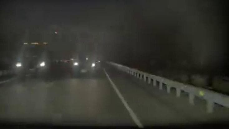 Tesla, così la guida autonoma evita un frontale