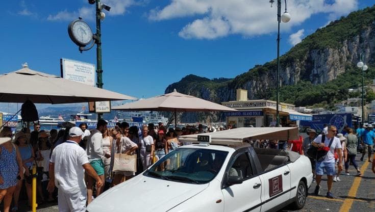 Capri, multe fino a 500 euro per barcaioli e ristoratori che "accerchiano" i turisti
