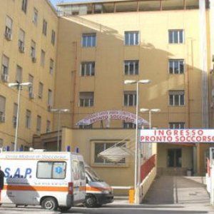 Napoli, il titolare di una rosticceria e sua cognata feriti da colpi di arma da fuoco