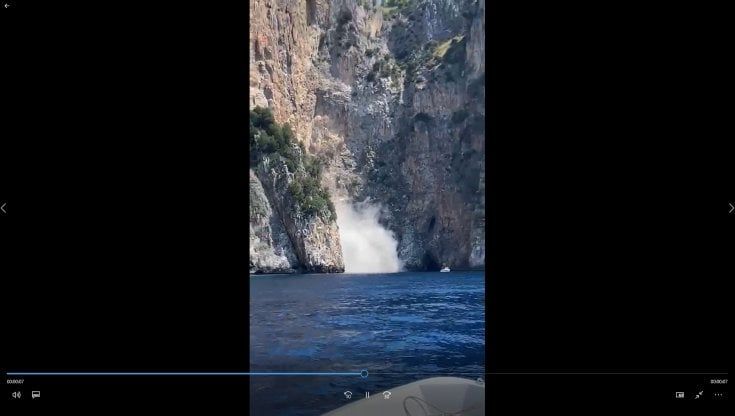 Paura a Palinuro, frana finisce in mare a pochi metri da un motoscafo 