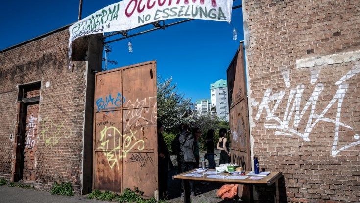 Occupata l’ex caserma Lamarmora. EsseNon: "Difendiamo il parco minacciato da Esselunga"
