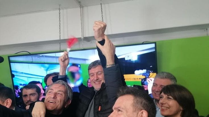 Marco Marsilio, chi è il presidente rieletto in Abruzzo. L’esultanza dopo la paura: “Fallito il campo largo, ora andiamo a ballare”