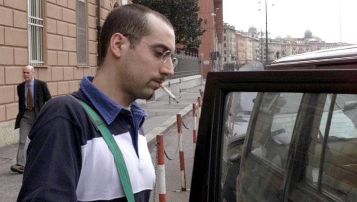 Dopo aver scontato 30 anni di pena per l’omicidio della madre, denuncia il suo tutore legale