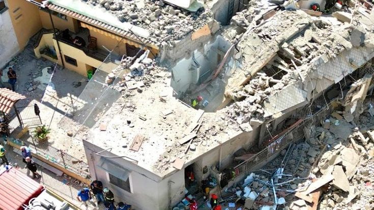 Saviano, crolla palazzina: morti una bimba di 4 anni, il fratellino, la madre e la nonna. Estratti vivi il papà (grave) e il figlio di 2 anni. Meloni telefona ai sindaci