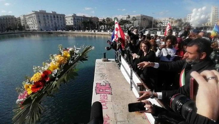 Migranti, a Bari una corona in mare per le vittime di Cutro. Decaro: "Siamo tutti colpevoli"