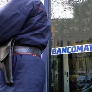 Brindisi, borsone con i soldi per la banca scippato a un vigilante: due rapinatori in fuga