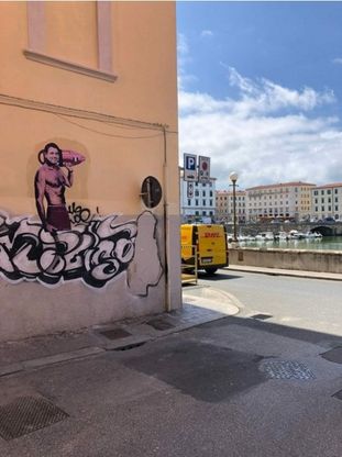Livorno, lo street artist disegna Conte in versione bagnino con la scritta: "Salvataggio"