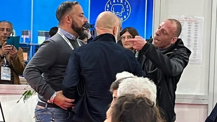 Antonella Viola aggredita da un No Vax al Salone del libro: "Ho ancora paura di questa violenza"