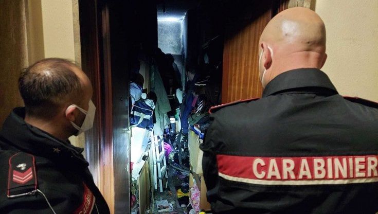 Accendono candele votive, scoppia l'incendio: muore anziana costretta a letto
