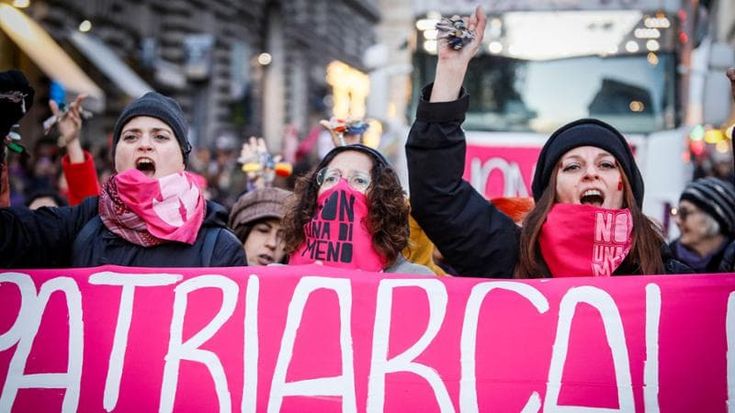 La piazza delle donne a ritmo di musica e Vanoni: “Non ci avrete mai come volete voi”