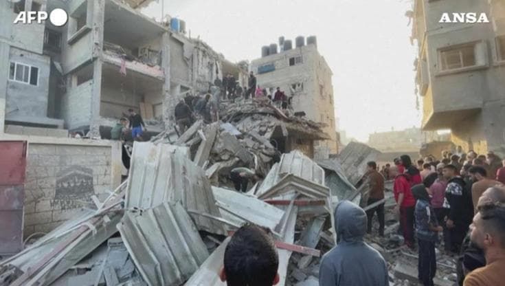 Raid israeliani sul campo profughi di Rafah dopo la fine della tregua