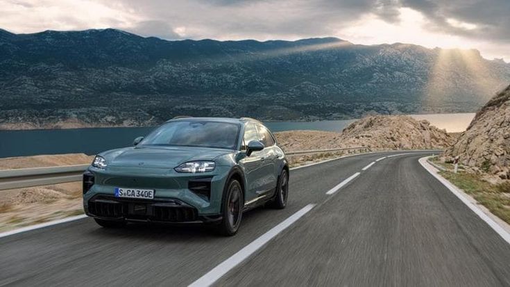 La nuova Cayenne Turbo Electric ha 1.156 Cv ed è la Porsche più potente di sempre. Versioni e prezzi