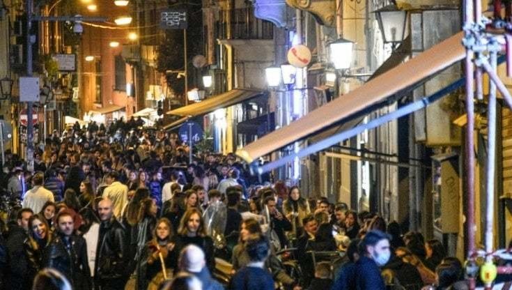 Napoli: ancora folla in strada per la movida, la protesta dei residenti