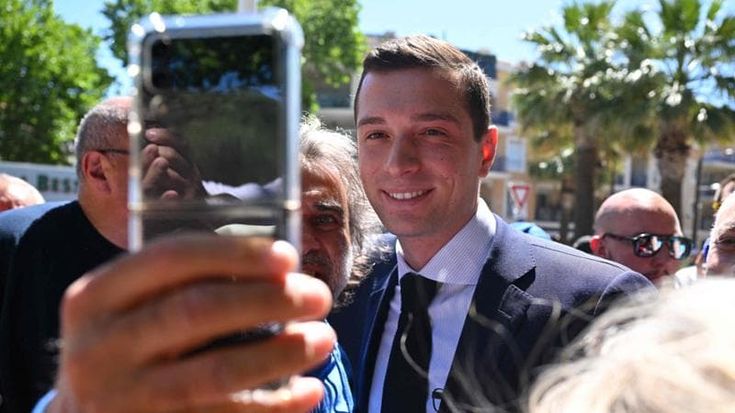 Chi è Jordan Bardella, “il re del selfie” che potrebbe diventare il più giovane premier della Francia