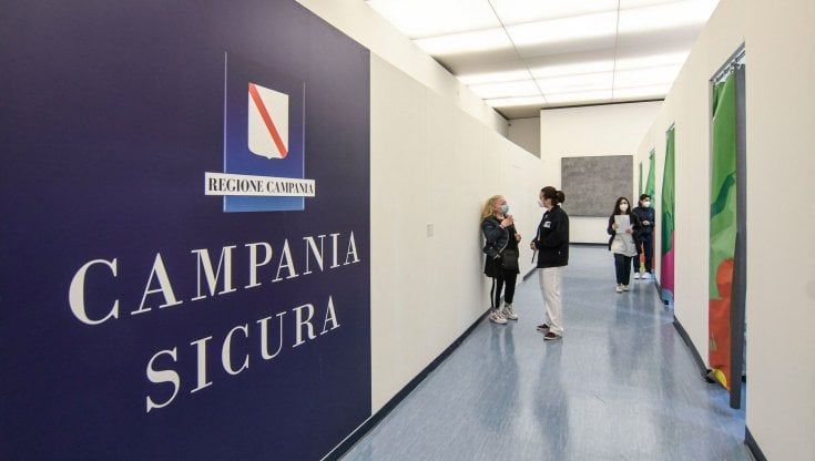 Napoli, vaccini a rilento: chiude definitivamente l'hub del museo Madre