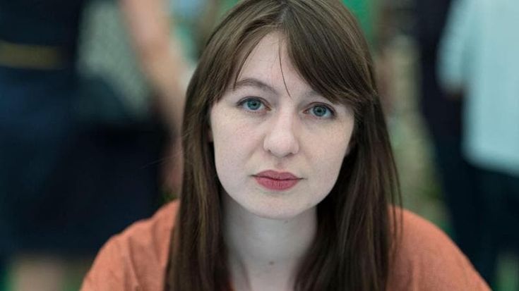 Scrittori, politici e lettori in difesa di Sally Rooney