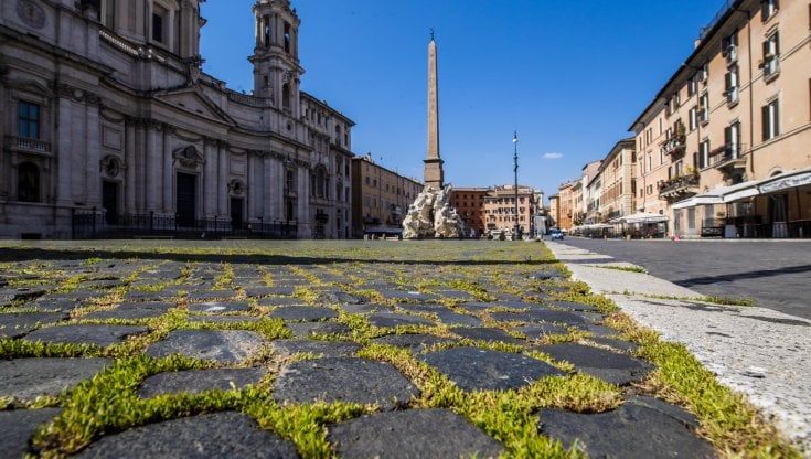 Luci spente nelle case e monopattini al posto dei vecchi: quello che resta a un anno del lockdown