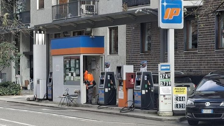 Caro carburante, in via Correggio il distributore da record di Milano: benzina a 2,73 euro
